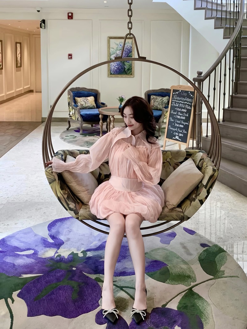 Cô gái xinh diện đồ pinky