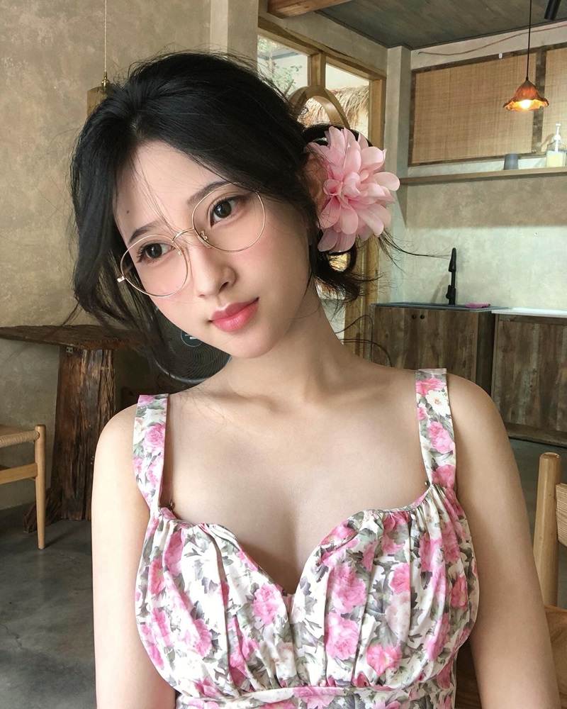 ảnh nữ cute đeo kính