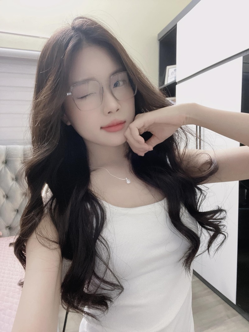 ảnh gái cute đeo mắt kính