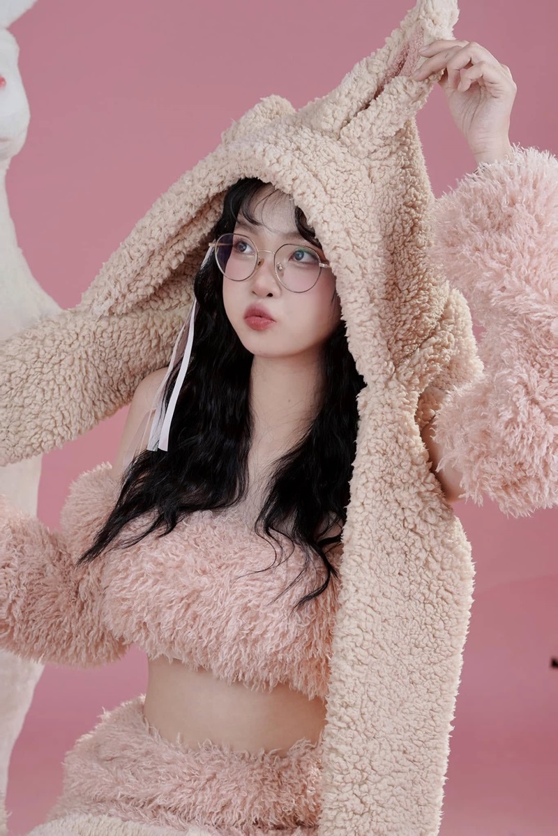 Cô gái xinh mặc pinky