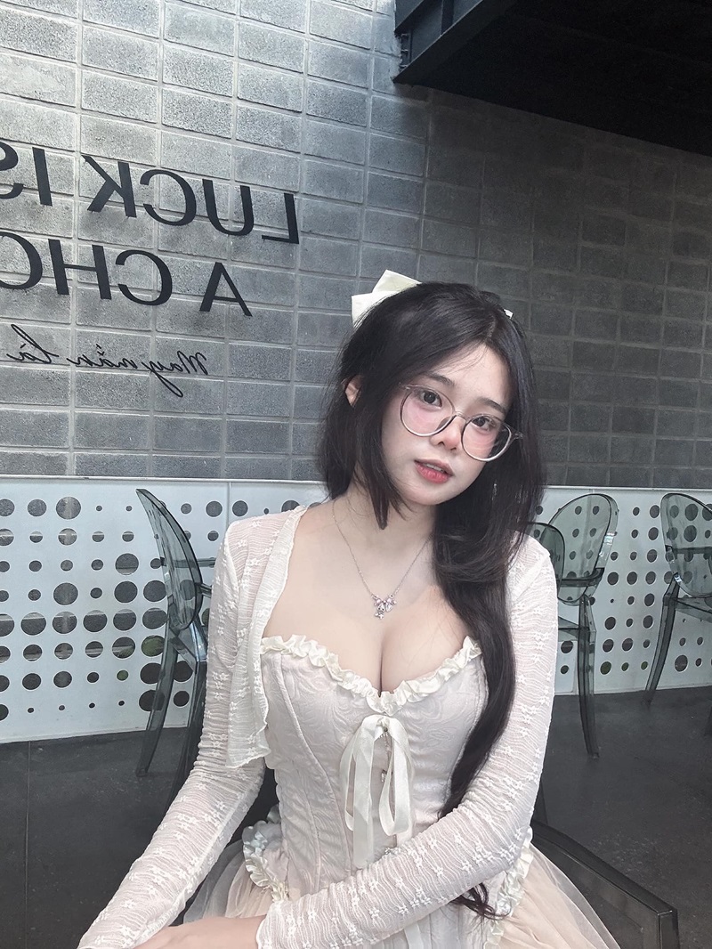 ảnh gái đeo kính cute